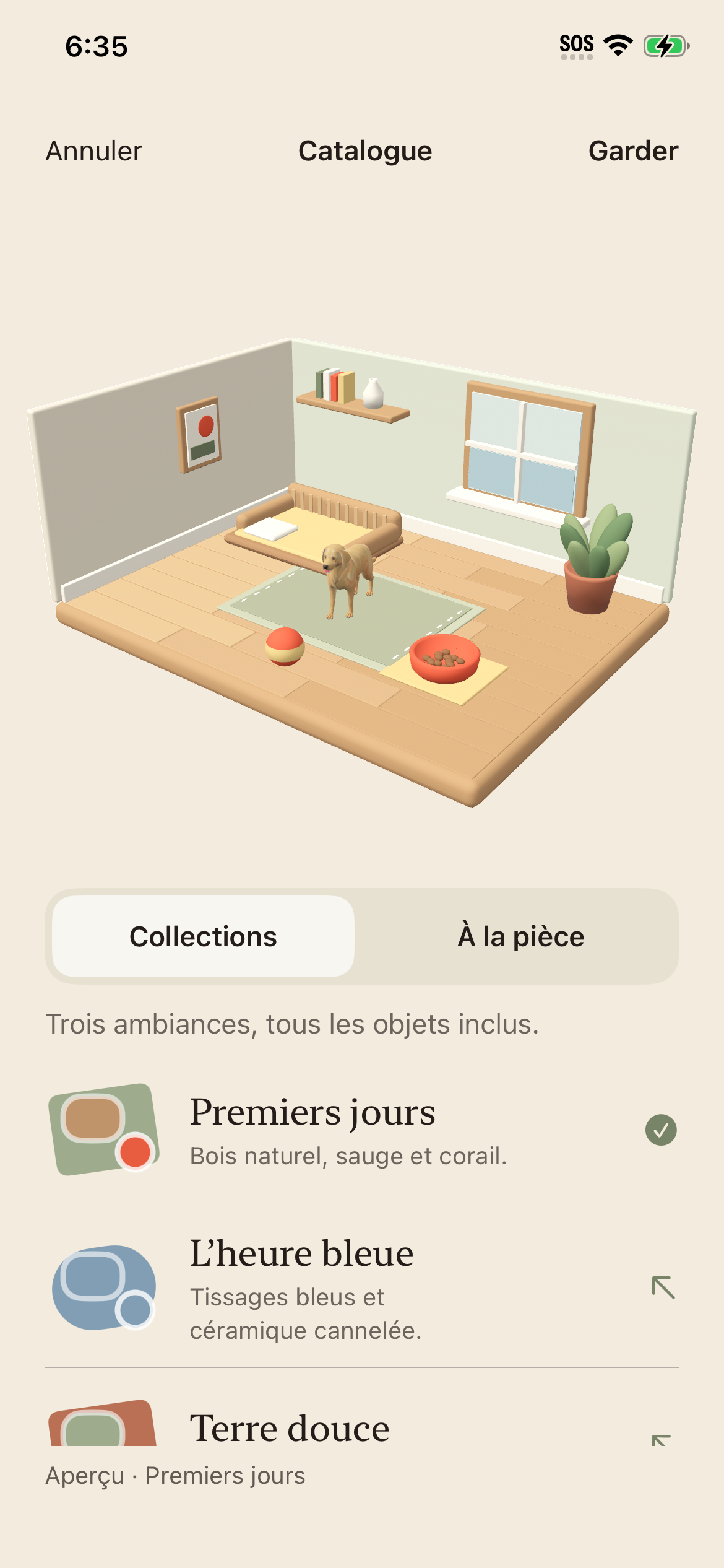 La maison de Mimlo avec son tapis sauge, son panier en bois naturel et sa gamelle corail.